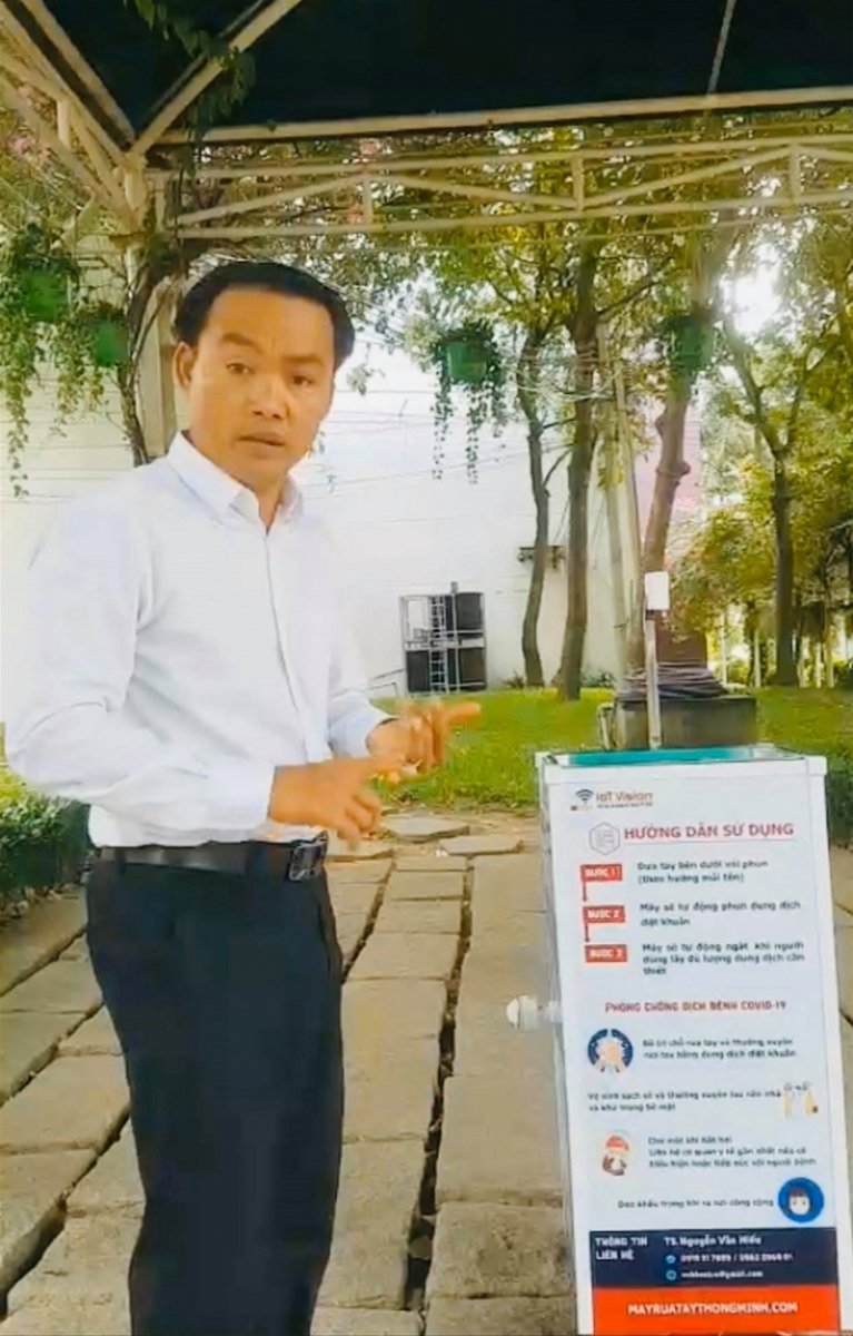 Giảng viên chế tạo máy rửa tay diệt khuẩn thông minh phòng Covid-19