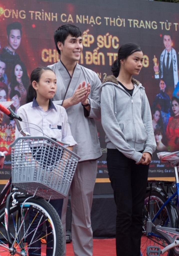 Á vương Hoàng Phi Kha trao tặng 52 xe đạp trong đêm nhạc từ thiện ở Huế