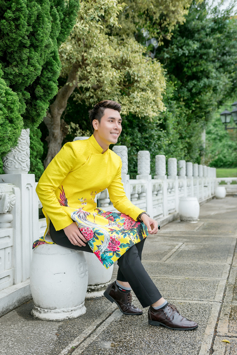 Á vương quốc tế Hoàng Phi Kha khoe áo dài Việt Nam trên đường phố Đài Loan