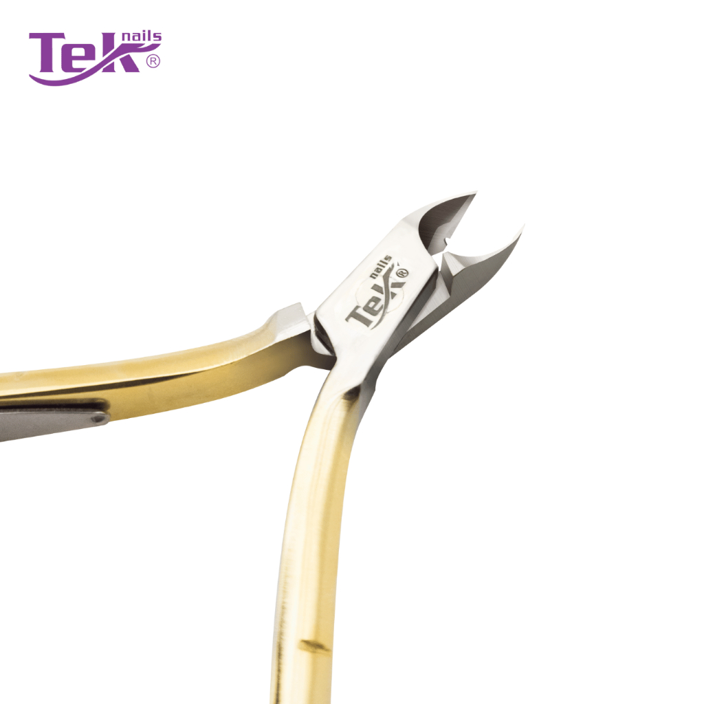 Kềm cắt da đầu vuông mạ vàng D-09V size 16